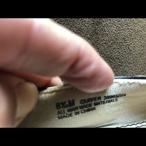 Life Stride Shoes - Lifestride SZ 8 1/2 Gold flower flat loafers. Life Stride Shoes - Lifestride SZ 8 1/2 Gold flower flat loafers.